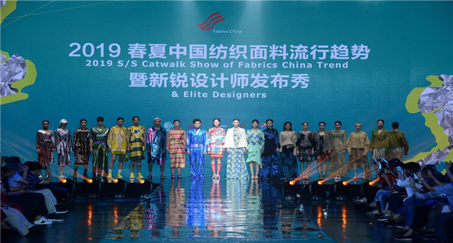 15398395313897376RAW.jpg 图为时装走秀现场二.jpg