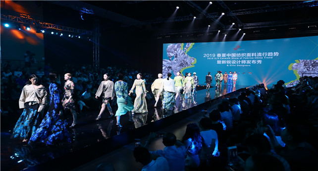 1539839545170431pT9f.jpg 图为时装走秀现场一.jpg